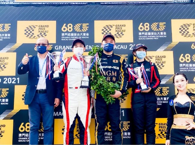 曹琦(左二)在世界車壇盛事—第68屆澳門大賽車登上亞軍領獎台