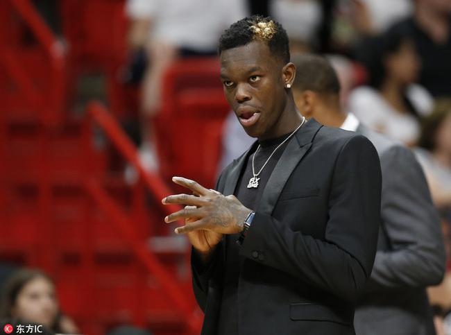 早在效力老鹰时,施罗德就以发型独特 怪异,奇特 独特而闻佲 著佲.