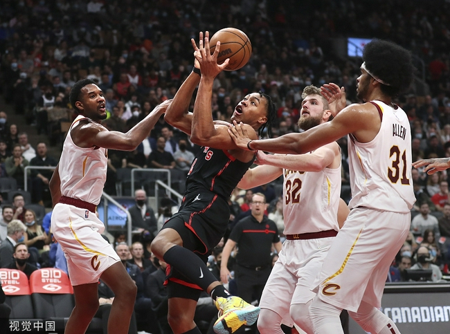 补篮竟停顿在篮脖子上 猛龙因戏剧性一幕输球_NBA_新浪竞技风暴_新浪网