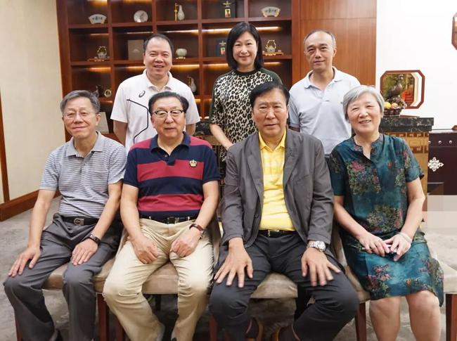 1988年奥运会时国乒总教练许绍发（前排左二）、领队姚振绪（前排左一）、先后主管陈龙灿、韦晴光和陈静的国家队教练郗恩庭（前排左三）、陈静在湖北队时的教练冯梦雅（前排右一）再聚首