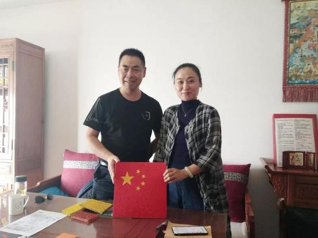 道一化学创始人岑建达向场馆资源网负责人宋静讲述企业愿景