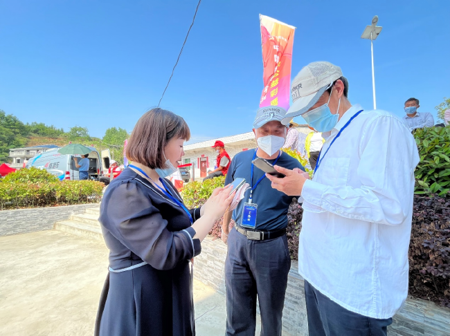 6月2日,十堰郧阳区第六届乡村文化旅游节暨首届蓝莓节在青曲镇杨家沟