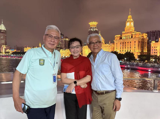 2024年何慧嫻（中）和她丈夫（左）與戴耀宗（右）夜遊黃浦江