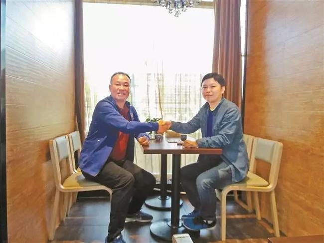 张军(左)接受晶报记者采访