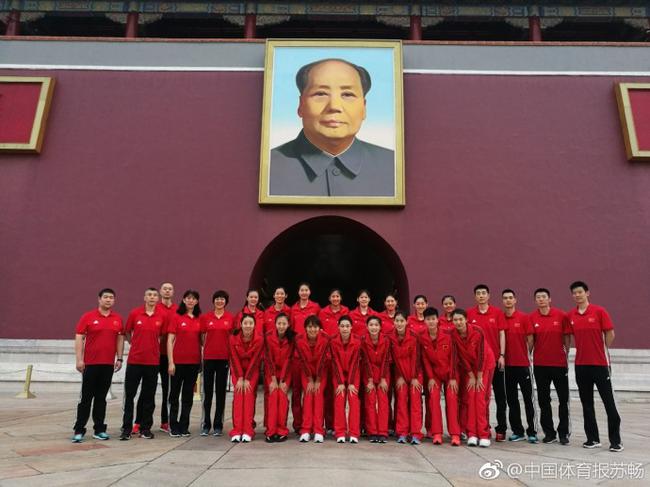 中国女排来到国旗护卫队参观