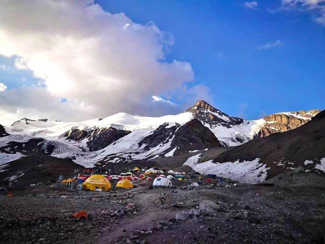 带队攀登过大洋洲最高峰查亚峰,一座特别漂亮的岩石山峰.