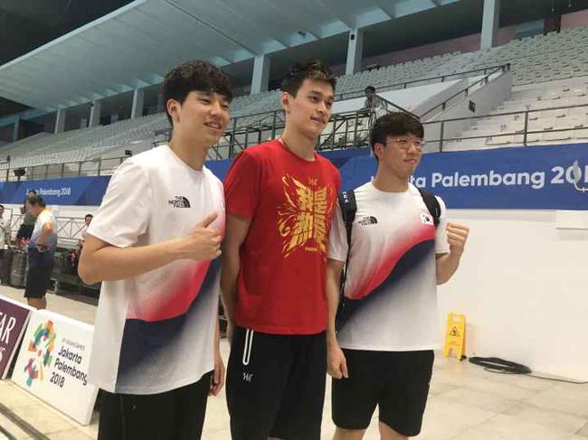 孙杨与韩国粉丝合影