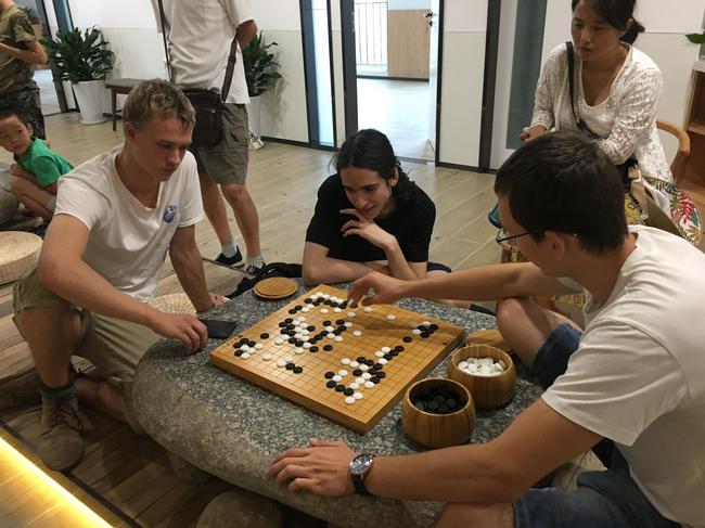 欧洲棋手开心摆棋