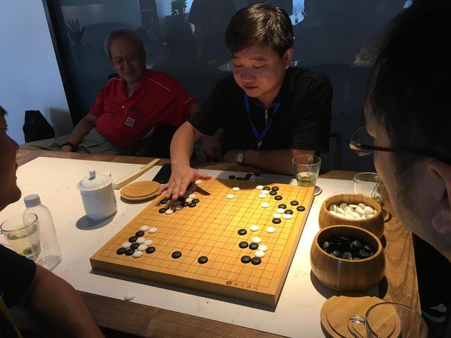 刘帆四段为棋手复盘