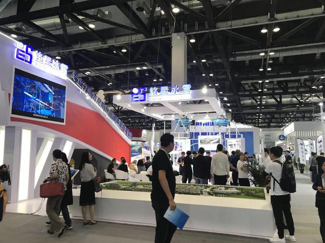 （展区吸引众多观众）