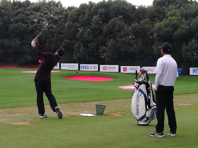 欧巡赛、亚巡赛名将沙玛在如歌logo板前练球