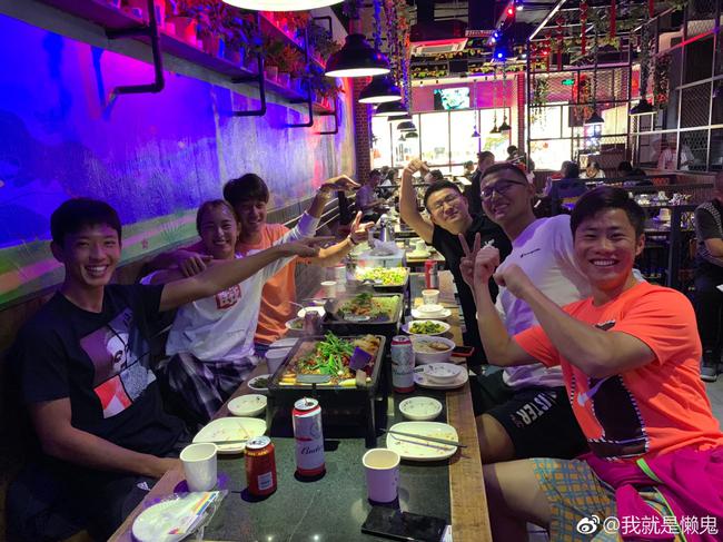 两人在好友生日聚会上