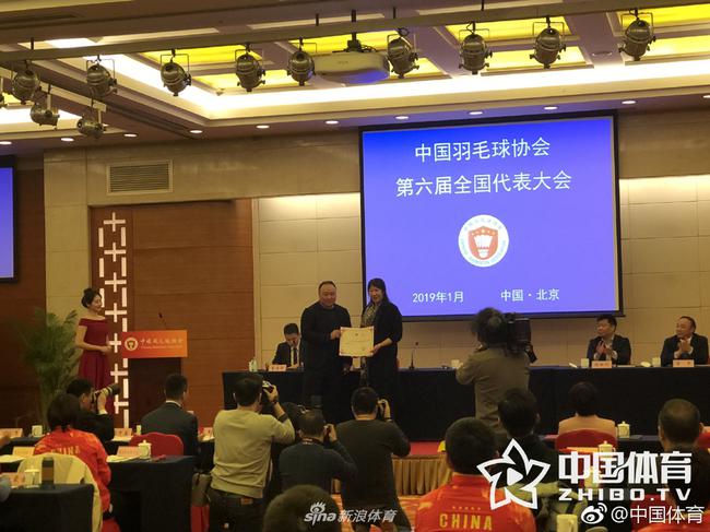 张军给唐九红颁发聘书