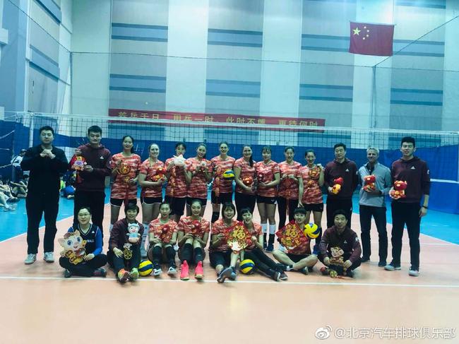 基拉里与北汽女排合影
