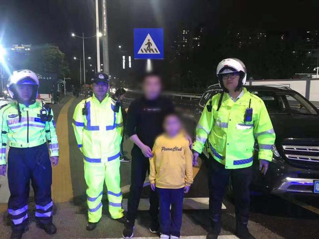 龙岗交警十分钟找回走散小球迷