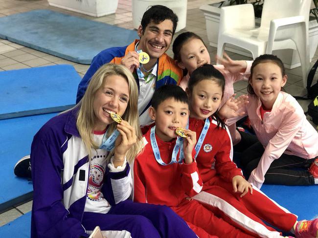 新辰体育4名小将与国外选手合影