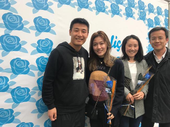 武磊体验巴塞罗那情人节 送妻子蓝色玫瑰|图