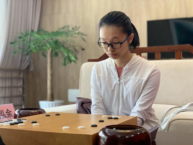 新人王决赛周泓余半目拔头筹 7日再战陈豪鑫