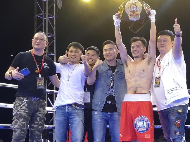 李佳佳高举WBA中国区金腰带