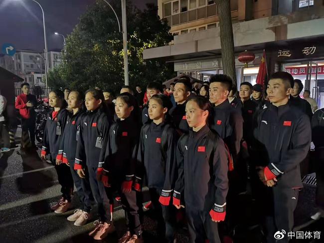 中国体操队今晨兵发世锦赛