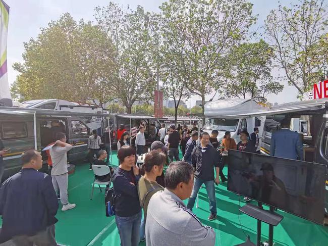 来自全国各地数万名房车露营爱好者汇聚南京