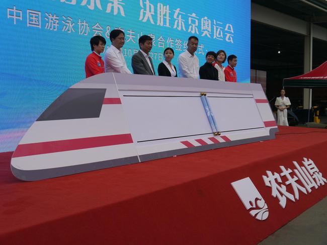 周继红与施廷懋、叶诗文、曹缘等出席发布会