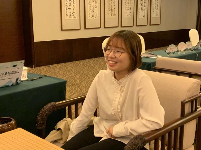 得知对阵於之莹,崔精露出迷之微笑