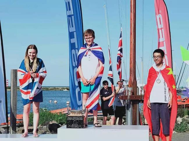 苏逸康登上Topper世锦赛领奖台（右一苏逸康）