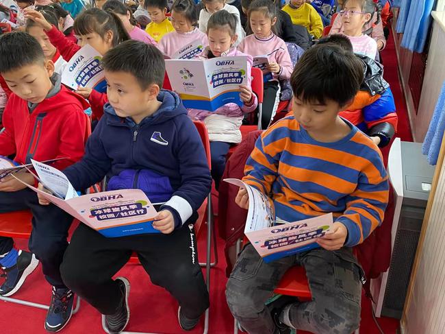 “志愿冬奥”进学校 “冰球进校园”讲座引燃冰