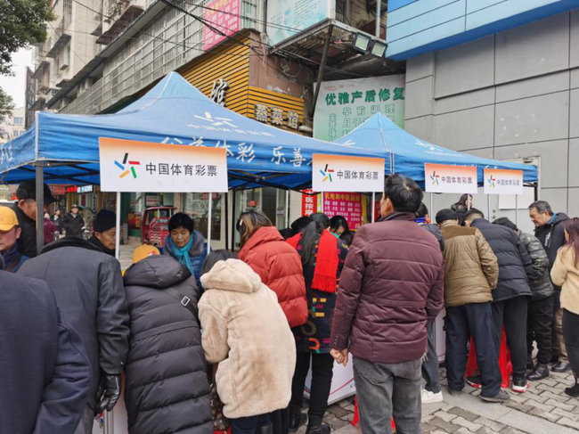 扳手腕大战,女冠军主动挑战男冠军