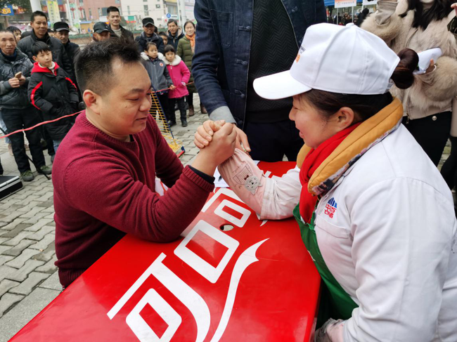 扳手腕大战,女冠军主动挑战男冠军