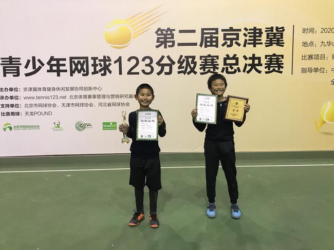 2.0绿球冠军周嘉尧(左)与亚军AndyGu