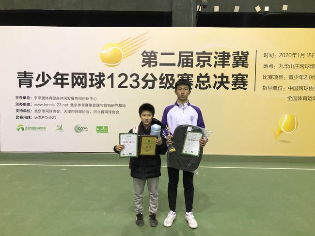 3.0级别冠亚军合影：来霖(右)与张嘉桐