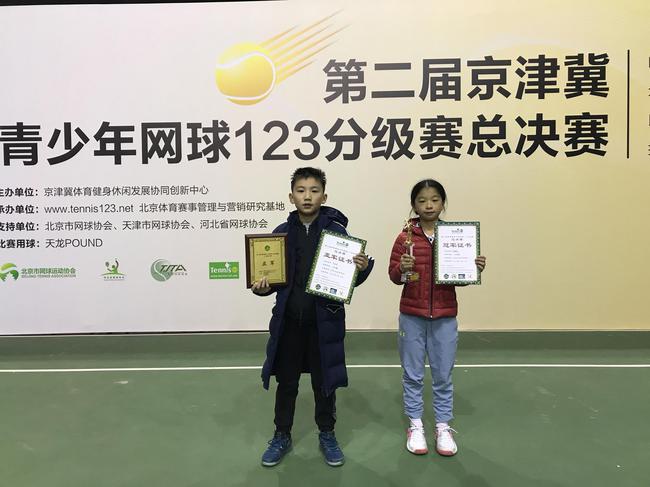 2.5级别冠军郭佩娆(右)与亚军师润泽