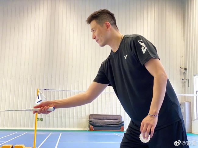 图|蔡赟晒羽毛球写真 帅气侧颜杀引网友热议