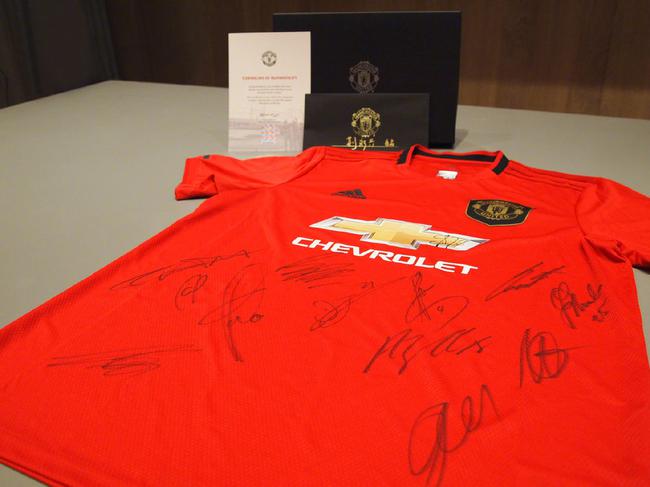 曼联全队签名球衣和索尔斯克亚的签名信。