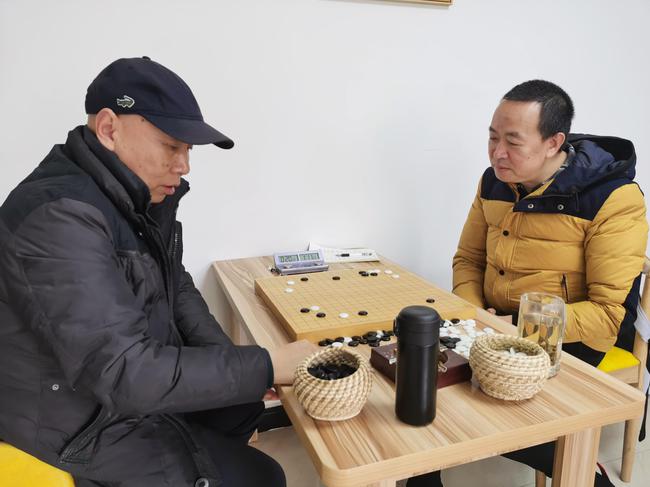 决弈盘间（右为天道棋友会前会长姚文辉）