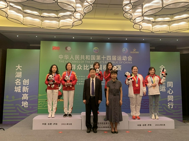 女子全民团体组前三名颁奖现场
