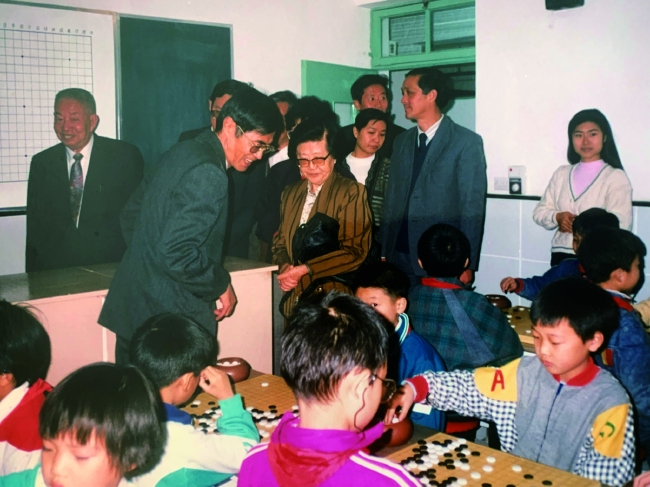 应昌期先生(左1)参观上海围棋小学,左2倪耀良,右1倪宇