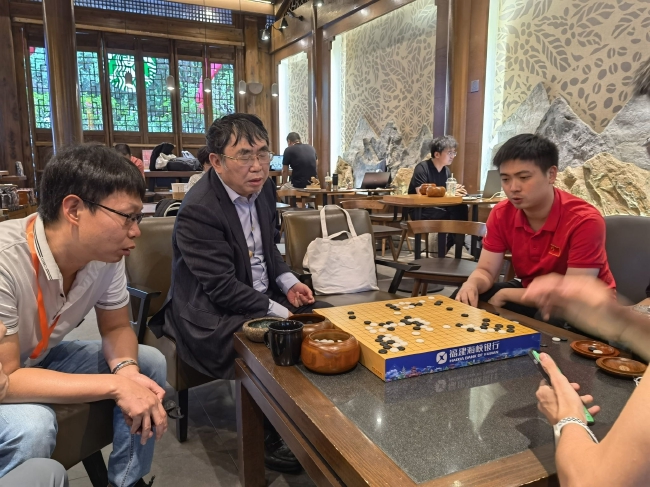 研究室紧张观战