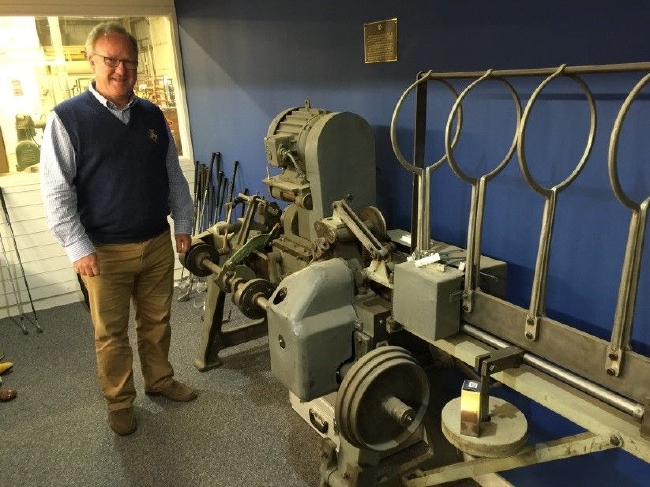 董事长哈米什-斯蒂德曼（Hamish Steedman）和旧式木杆头车床