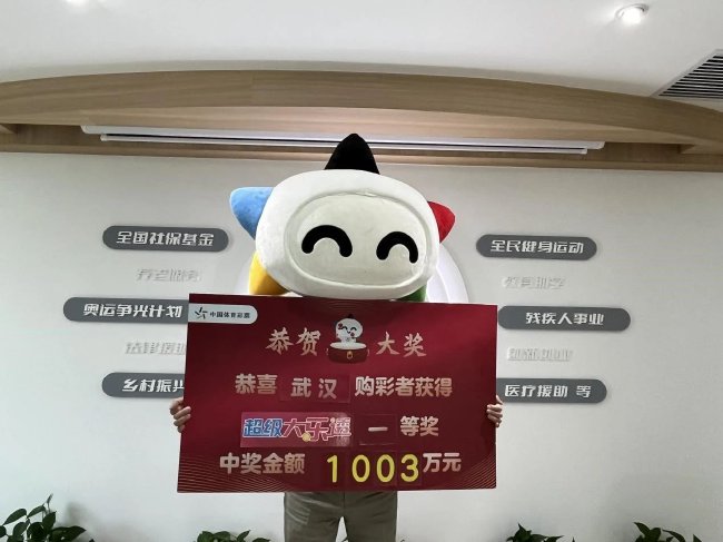 中奖者领奖照片