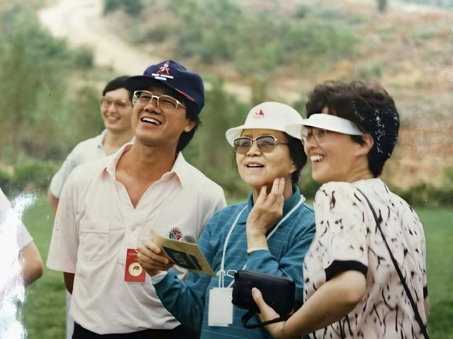 1988年戴耀宗（前左）和何慧嫻（右）在友誼賽現場