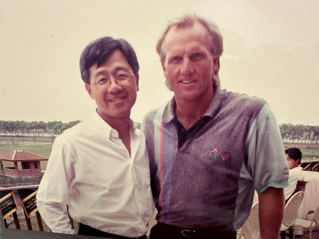 1993年戴耀宗（左）和格雷格-諾曼（右）在逐洞賽合照
