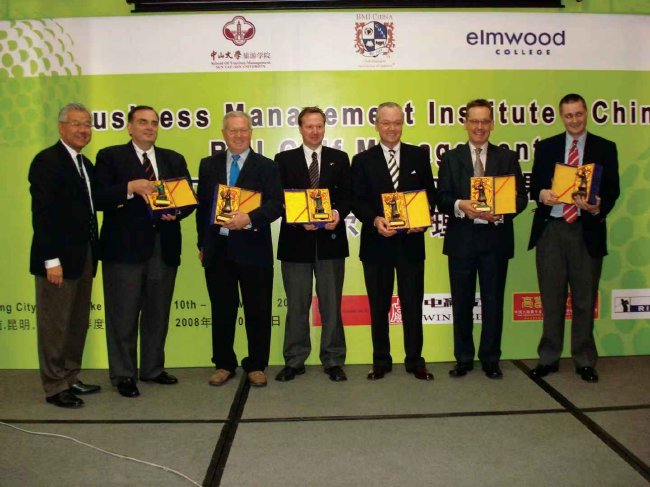 傑森-科尼斯菲德（右一）在昆明舉辦的BMI（中國）課程