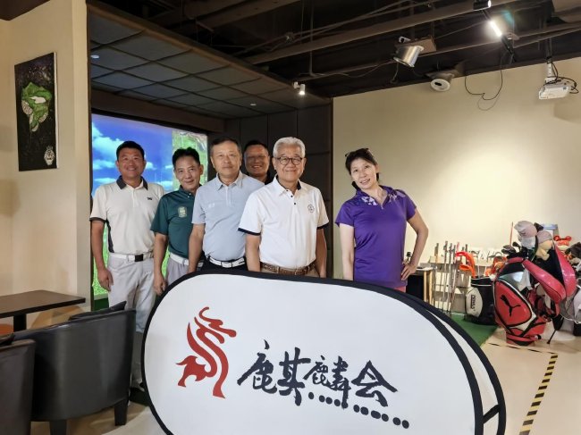 黃文（右）在其練習館接待來訪者