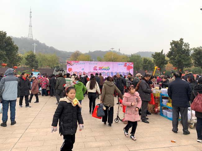 鄂州体彩人喜赶“公益集市”