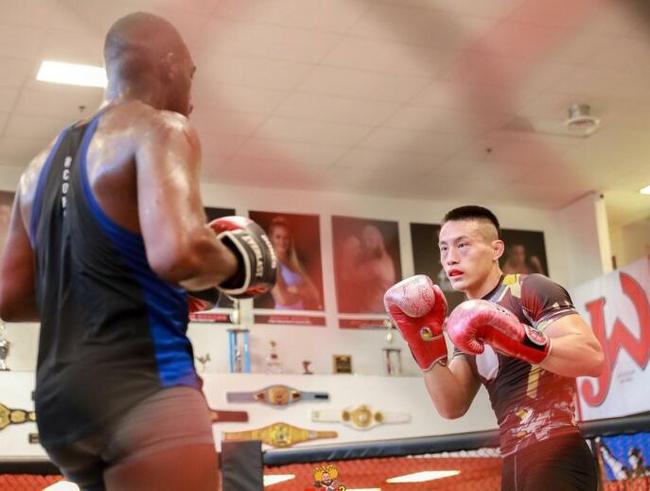 27岁的内蒙古选手乌力吉布仁也将出战UFC227