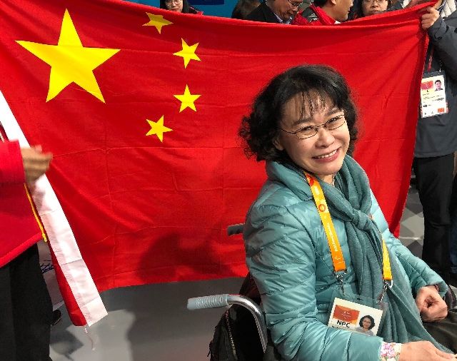 张海迪在现场观看轮椅冰壶决赛。新华社记者耿学鹏摄