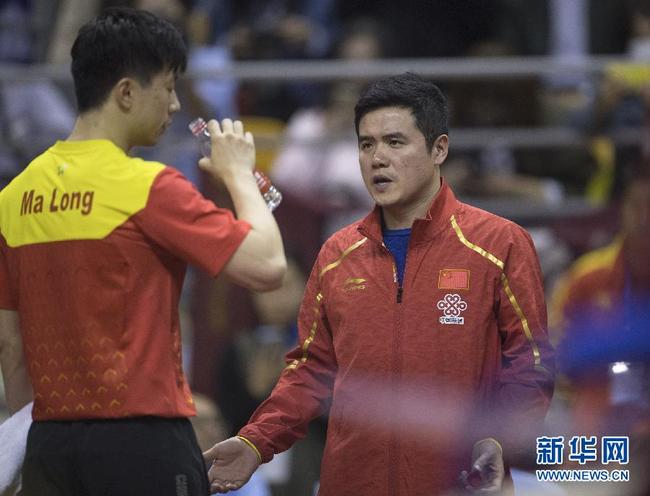 4月16日，刘国正教练（右）在比赛间隙指导马龙。 新华社记者肖艺九摄
